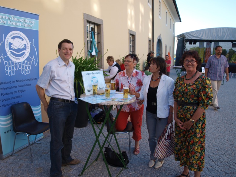 Teilnehmer des Talente-Tauschkreises "Der Krems-Taler" aus Neuhofen, bei der Veranstaltung "Nacht der internationalen Solidarität"